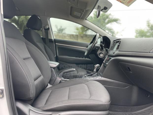 Hyundai Elantra SE 2018 White photo 6