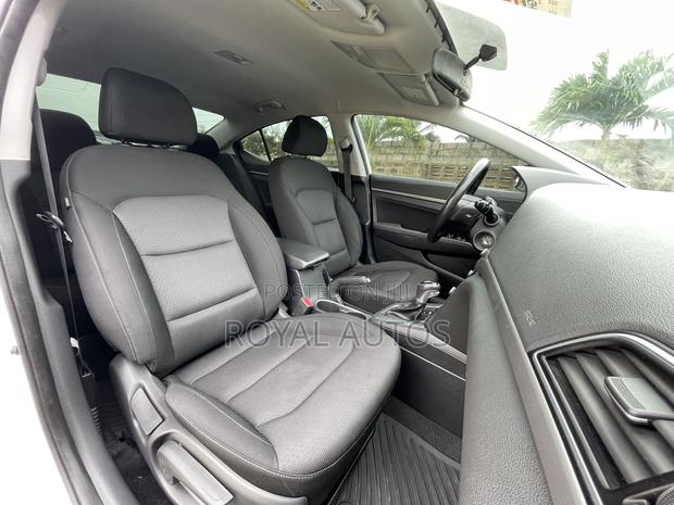 Hyundai Elantra SE 2018 White photo 5