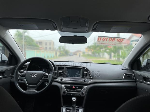 Hyundai Elantra SE 2018 White photo 8