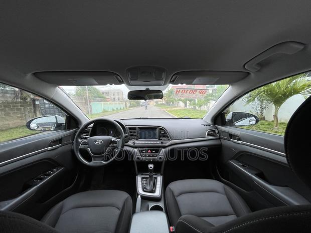 Hyundai Elantra SE 2018 White photo 9