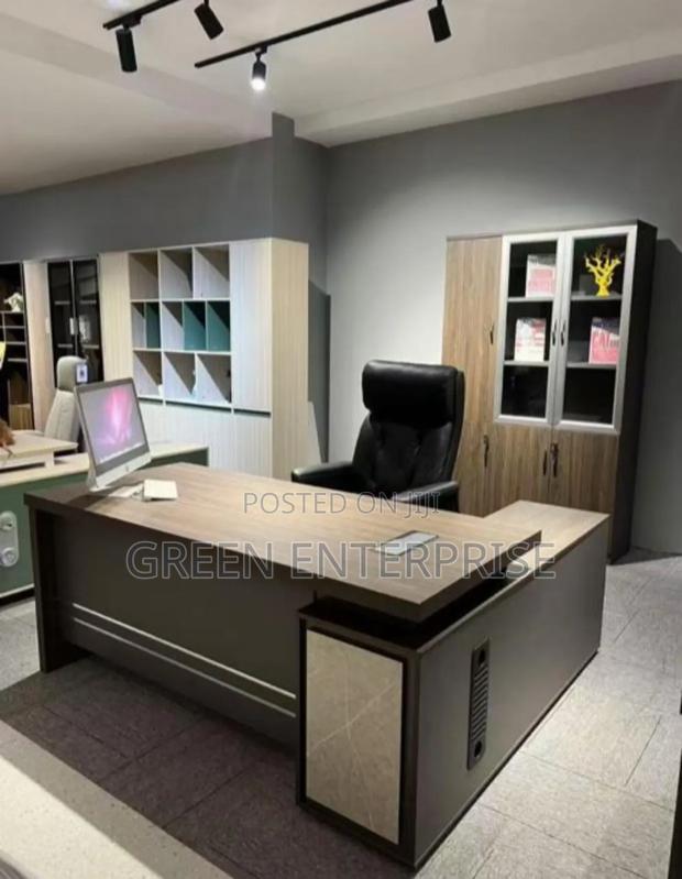 An Executive 1.6m Office Table