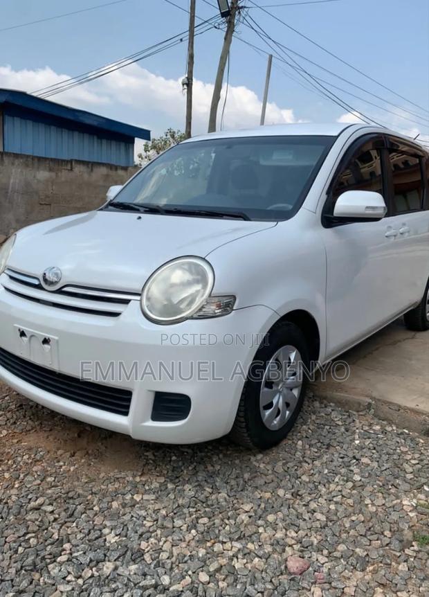 Toyota Sienta 2011 White