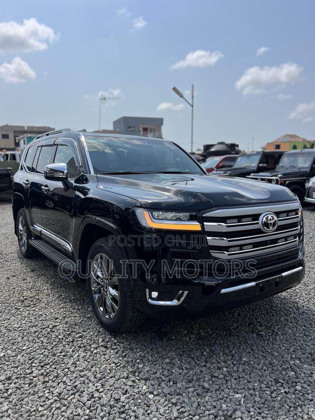 Toyota Land Cruiser LC300 2025 Black photo 2