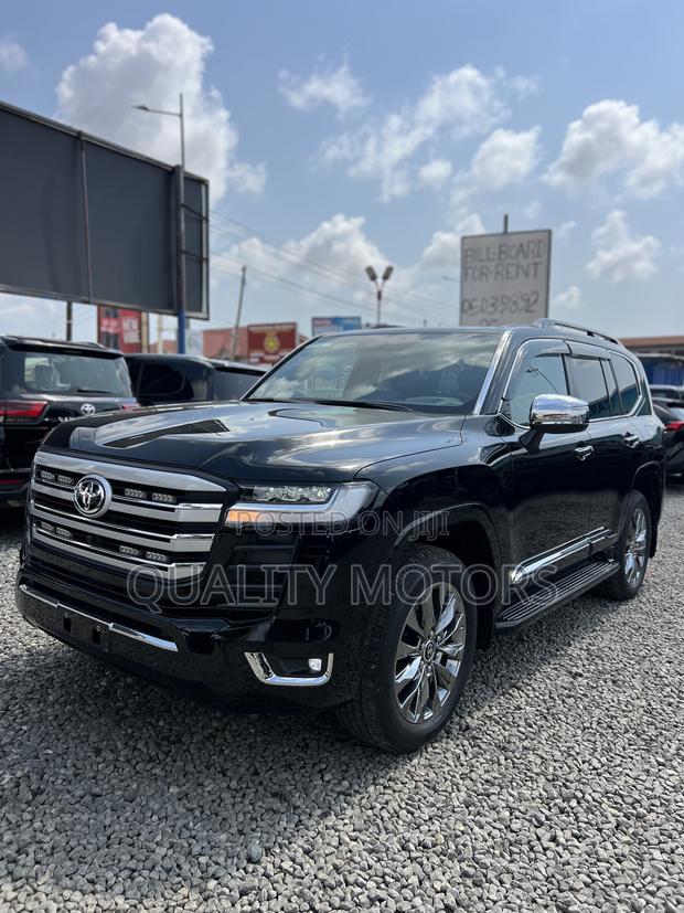 Toyota Land Cruiser LC300 2025 Black photo 3