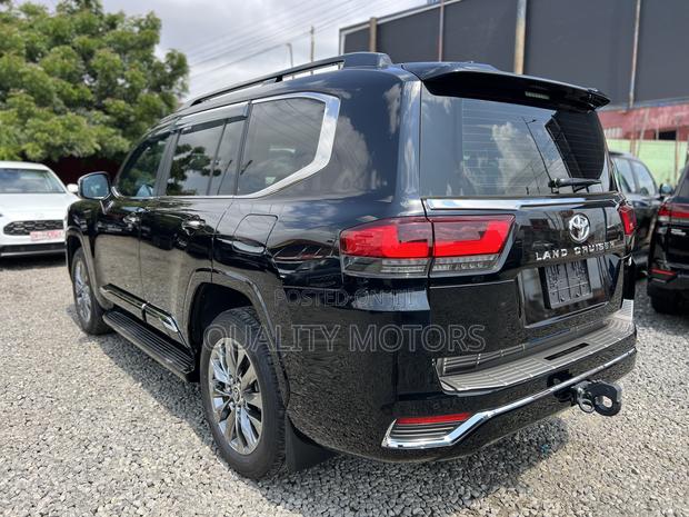 Toyota Land Cruiser LC300 2025 Black photo 4