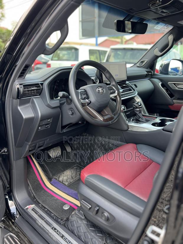 Toyota Land Cruiser LC300 2025 Black photo 7