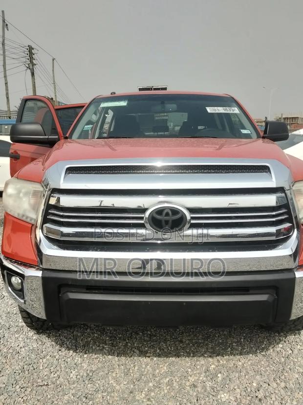 Toyota Tundra 1794 5.7L V8 4x4 CrewMax 5.6 ft. box 145.7 in. WB 2017