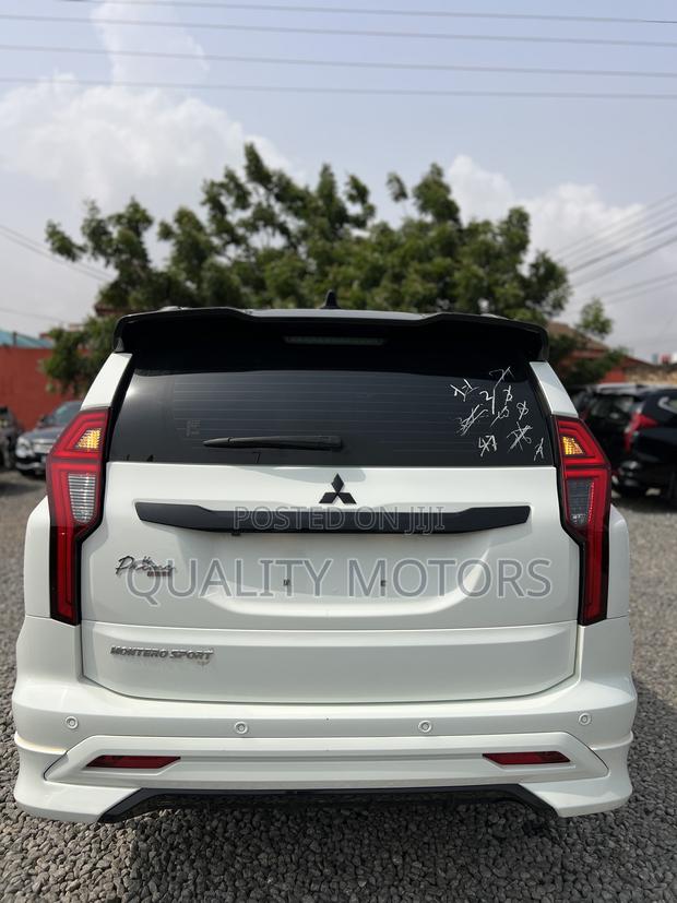 New Mitsubishi Montero Sport 2023 White photo 4