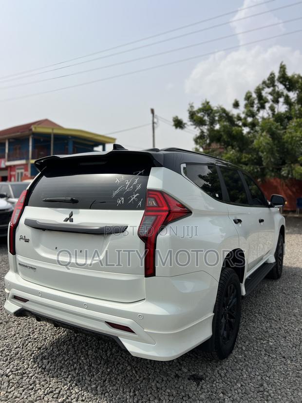 New Mitsubishi Montero Sport 2023 White photo 3