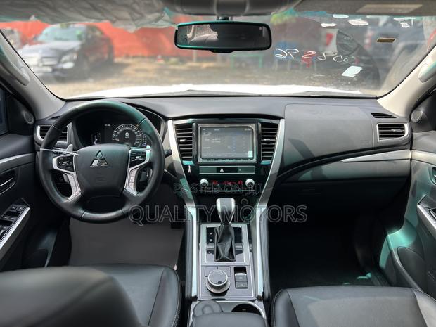 New Mitsubishi Montero Sport 2023 White photo 5