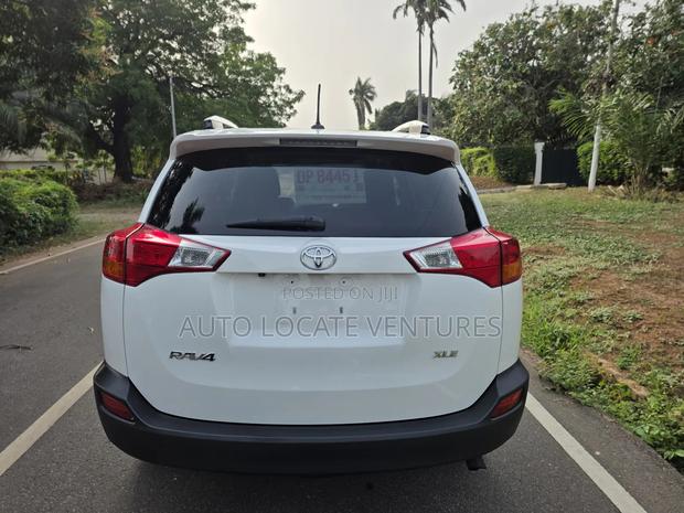 Toyota RAV4 XLE 4dr SUV (2.5L 4cyl 6A) 2015 White