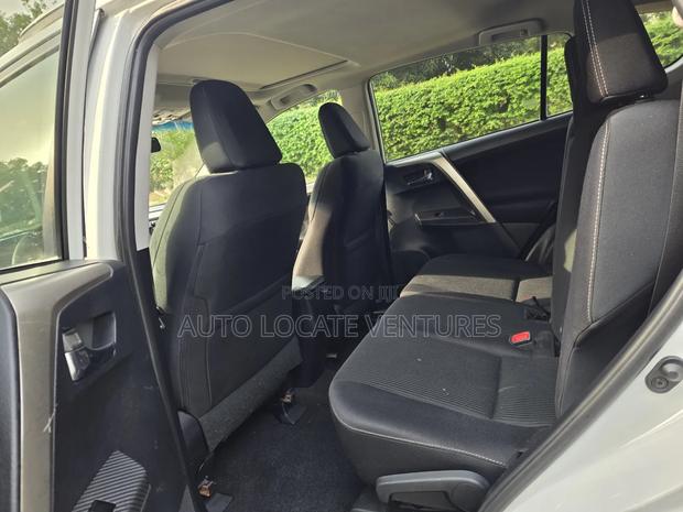 Toyota RAV4 XLE 4dr SUV (2.5L 4cyl 6A) 2015 White