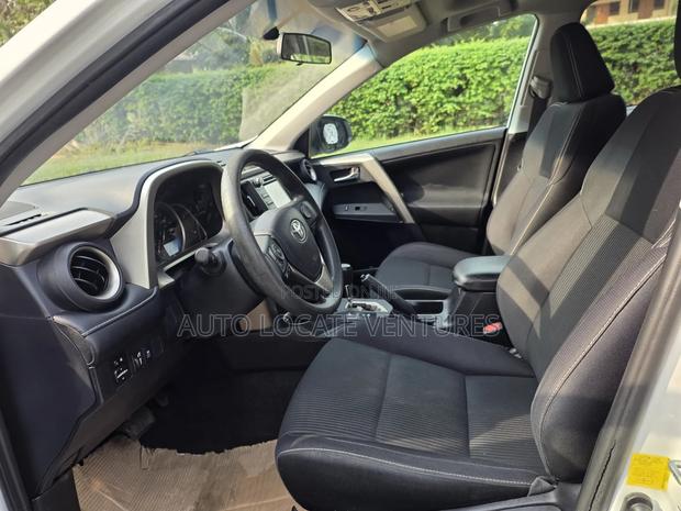 Toyota RAV4 XLE 4dr SUV (2.5L 4cyl 6A) 2015 White