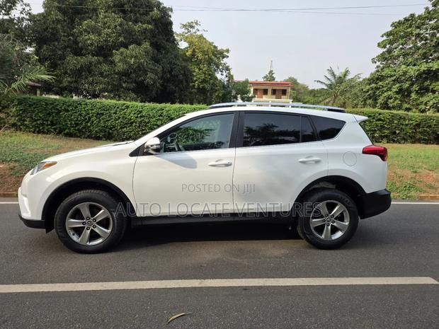 Toyota RAV4 XLE 4dr SUV (2.5L 4cyl 6A) 2015 White