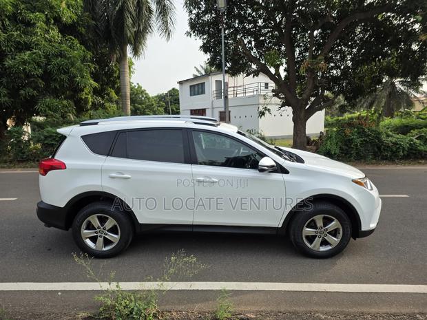 Toyota RAV4 XLE 4dr SUV (2.5L 4cyl 6A) 2015 White