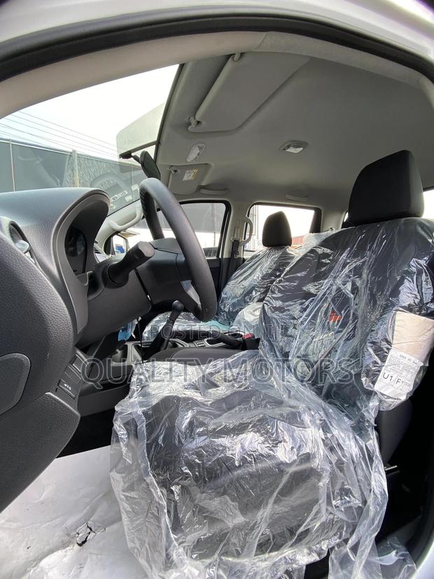 New Nissan Navara 2025 White photo 8