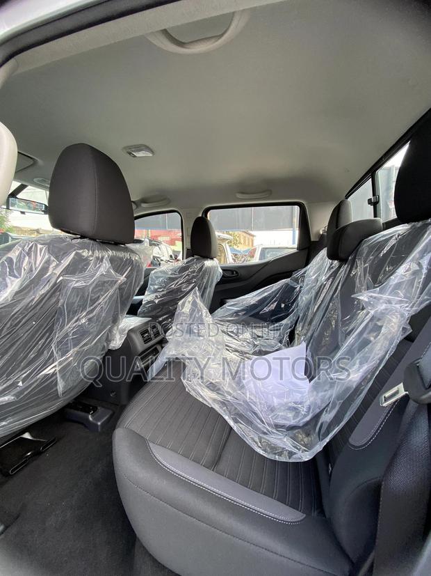 New Nissan Navara 2025 White photo 9