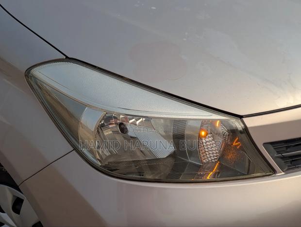 Toyota Vitz 1.3 FWD 5dr 2012 Pearl