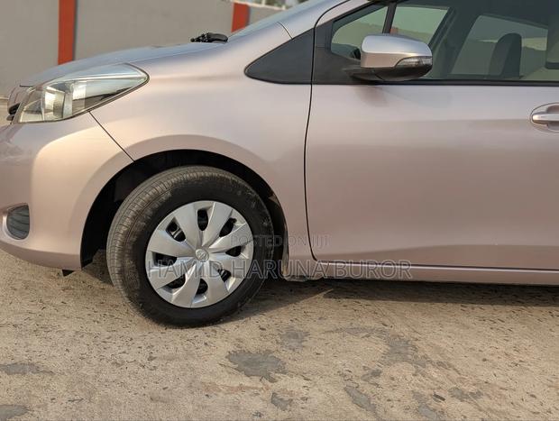 Toyota Vitz 1.3 FWD 5dr 2012 Pearl