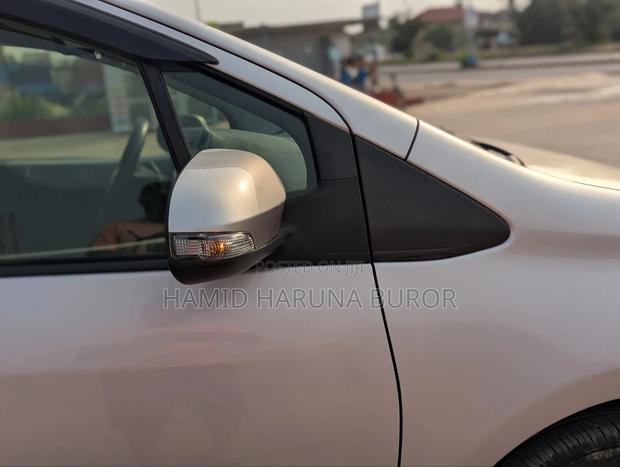 Toyota Vitz 1.3 FWD 5dr 2012 Pearl