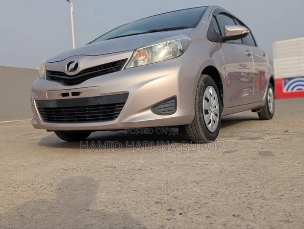 Toyota Vitz 1.3 FWD 5dr 2012 Pearl