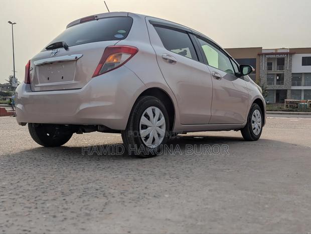 Toyota Vitz 1.3 FWD 5dr 2012 Pearl