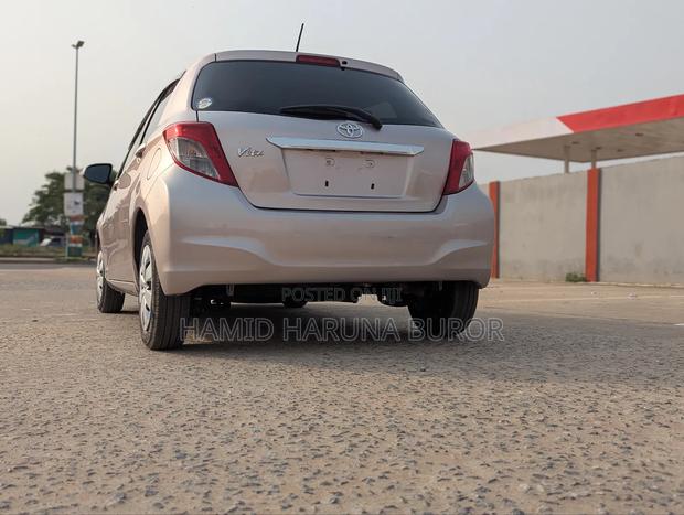 Toyota Vitz 1.3 FWD 5dr 2012 Pearl