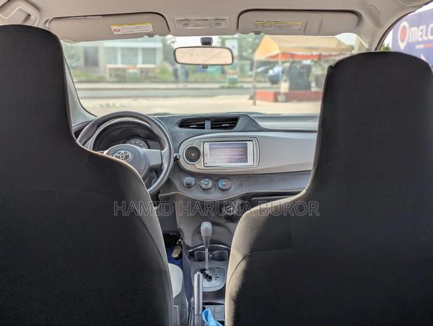 Toyota Vitz 1.3 FWD 5dr 2012 Pearl