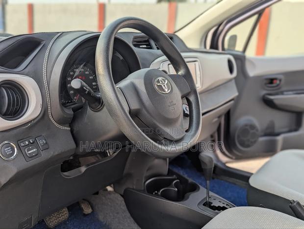 Toyota Vitz 1.3 FWD 5dr 2012 Pearl