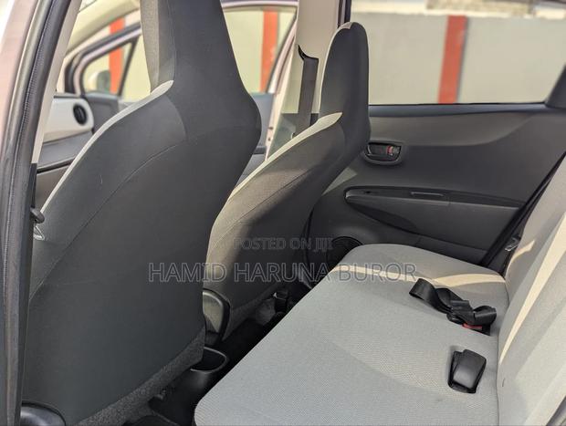 Toyota Vitz 1.3 FWD 5dr 2012 Pearl