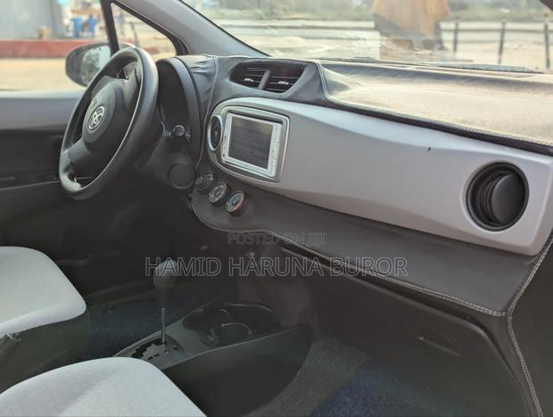 Toyota Vitz 1.3 FWD 5dr 2012 Pearl