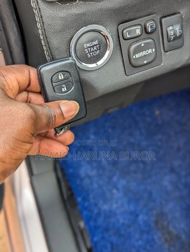 Toyota Vitz 1.3 FWD 5dr 2012 Pearl