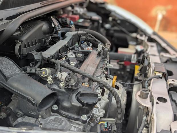 Toyota Vitz 1.3 FWD 5dr 2012 Pearl