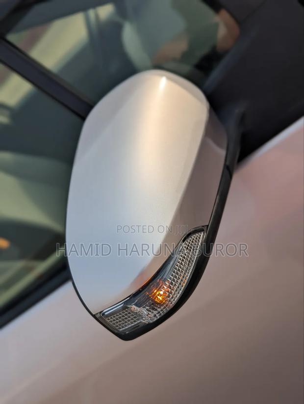 Toyota Vitz 1.3 FWD 5dr 2012 Pearl