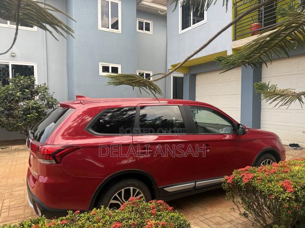 Mitsubishi Outlander 2018 Red photo 4
