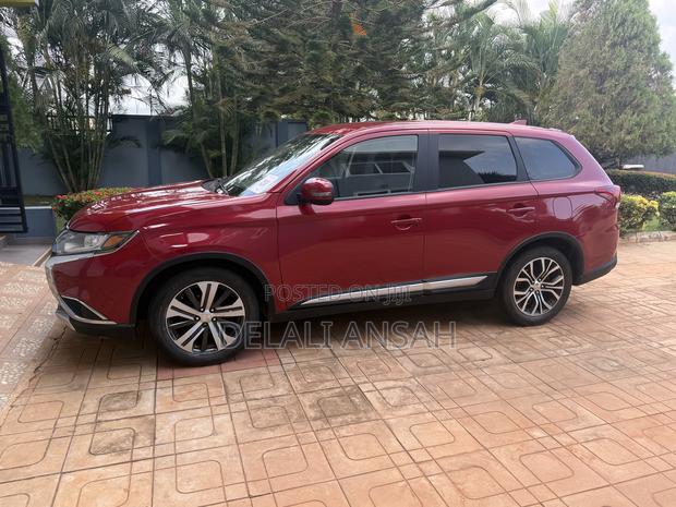 Mitsubishi Outlander 2018 Red photo 3