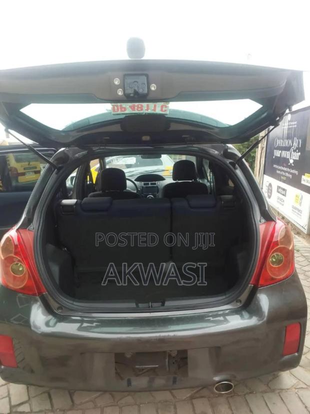 Toyota Vitz 1.5 FWD 5dr 2013 Gray photo 2