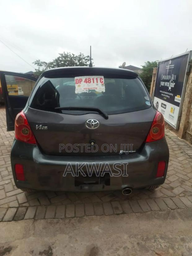 Toyota Vitz 1.5 FWD 5dr 2013 Gray photo 3