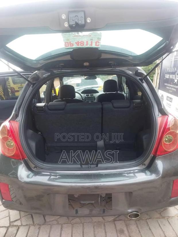 Toyota Vitz 1.5 FWD 5dr 2013 Gray photo 4