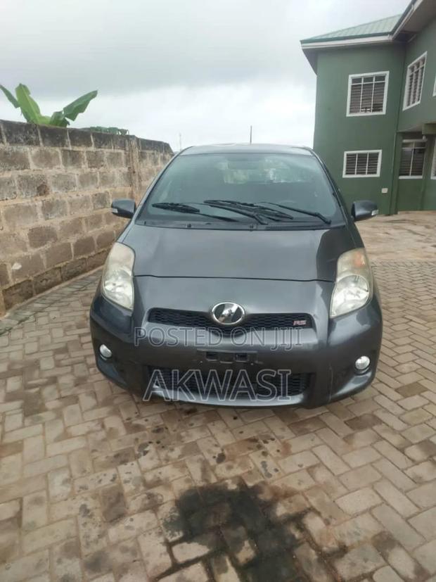 Toyota Vitz 1.5 FWD 5dr 2013 Gray photo 5