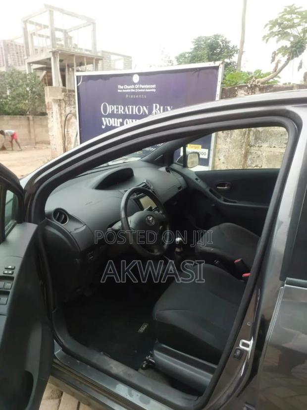 Toyota Vitz 1.5 FWD 5dr 2013 Gray photo 7