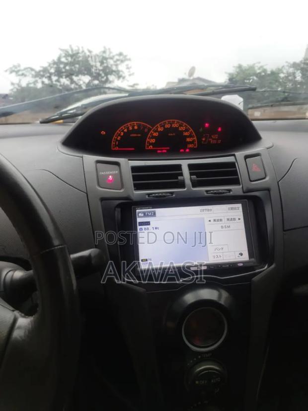 Toyota Vitz 1.5 FWD 5dr 2013 Gray photo 8