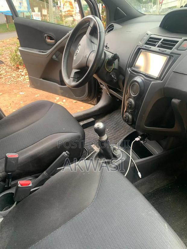 Toyota Vitz 1.5 FWD 5dr 2013 Gray photo 9