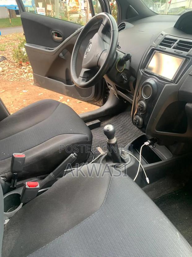 Toyota Vitz 1.5 FWD 5dr 2013 Gray photo 11