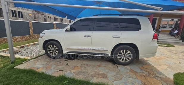 Toyota Land Cruiser 2017 White photo 9