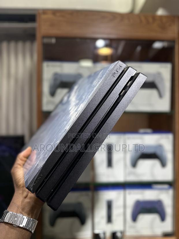 Playstation 4 Pro photo 2