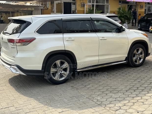 Toyota Highlander LE 4x2 (2.7L 4cyl 6A) 2017 White