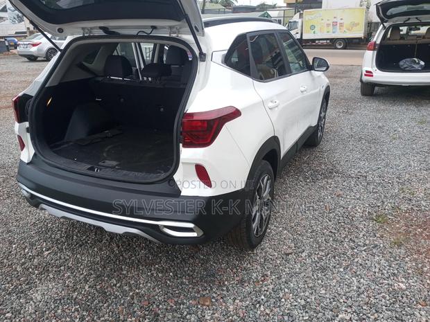 Kia Seltos 2.0 MPI 2021 White photo 7