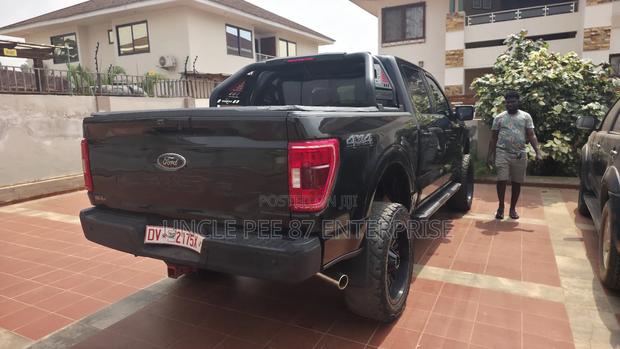 Ford F-150 XLT 2022 Black photo 2