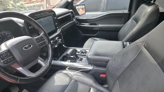 Ford F-150 XLT 2022 Black photo 3